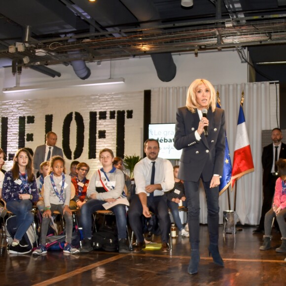 La Première Dame Brigitte Macron, accompagnée du secrétaire d'État auprès de la ministre des Solidarités et de la Santé, Adrien Taquet lors au "Grand débat national pour les enfants", à la Cité des sciences et de l'industrie à Paris, France, le 20 mars 2019.