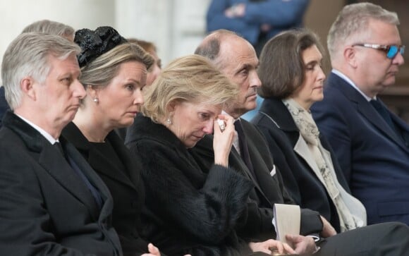 La princesse Astrid de Belgique, assise entre le couple royal (Philippe et Mathilde de Belgique) et son mari le prince Lorenz, est apparue bouleversée lors des obsèques du cardinal Godfried Danneels, décédé le 14 mars à l'âge de 85 ans, célébrées à la cathédrale Saint-Rombaut de Malines le 22 mars 2019.