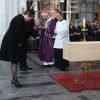 La reine Mathilde de Belgique se recueille devant le cercueil aux obsèques du cardinal Godfried Danneels, décédé le 14 mars à l'âge de 85 ans, célébrées à la cathédrale Saint-Rombaut de Malines le 22 mars 2019.
