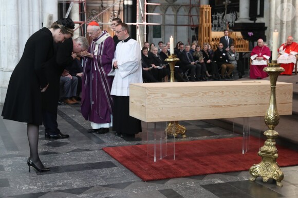 La reine Mathilde de Belgique se recueille devant le cercueil aux obsèques du cardinal Godfried Danneels, décédé le 14 mars à l'âge de 85 ans, célébrées à la cathédrale Saint-Rombaut de Malines le 22 mars 2019.