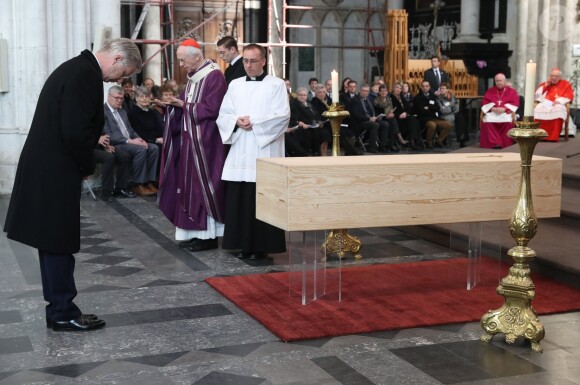 Le roi Philippe de Belgique se recueille devant le cercueil aux obsèques du cardinal Godfried Danneels, décédé le 14 mars à l'âge de 85 ans, célébrées à la cathédrale Saint-Rombaut de Malines le 22 mars 2019.