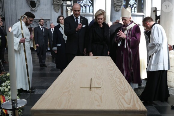 La princesse Astrid de Belgique et son mari le prince Lorenz d'Autriche-Este se recueillent devant le cercueil aux obsèques du cardinal Godfried Danneels, décédé le 14 mars à l'âge de 85 ans, célébrées à la cathédrale Saint-Rombaut de Malines le 22 mars 2019.