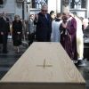 Le prince Laurent de Belgique, avec à ses côtés l'archevêque Jozef De Kesel, se recueille devant le cercueil aux obsèques du cardinal Godfried Danneels, décédé le 14 mars à l'âge de 85 ans, célébrées à la cathédrale Saint-Rombaut de Malines le 22 mars 2019.