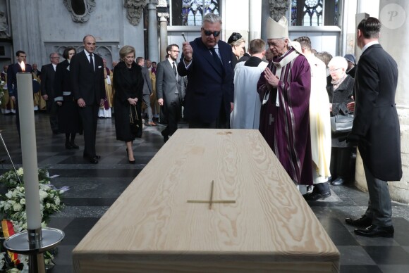 Le prince Laurent de Belgique, avec à ses côtés l'archevêque Jozef De Kesel, se recueille devant le cercueil aux obsèques du cardinal Godfried Danneels, décédé le 14 mars à l'âge de 85 ans, célébrées à la cathédrale Saint-Rombaut de Malines le 22 mars 2019.