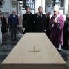 La reine Mathilde de Belgique et le roi Philippe de Belgique se recueillent, au côté de l'archevêque Jozef de Kesel, devant le cercueil aux obsèques du cardinal Godfried Danneels, décédé le 14 mars à l'âge de 85 ans, célébrées à la cathédrale Saint-Rombaut de Malines le 22 mars 2019.