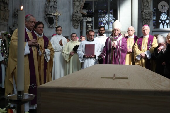 Jozef De Kesel se recueille devant le cercueil aux obsèques du cardinal Godfried Danneels, décédé le 14 mars à l'âge de 85 ans, célébrées à la cathédrale Saint-Rombaut de Malines le 22 mars 2019.