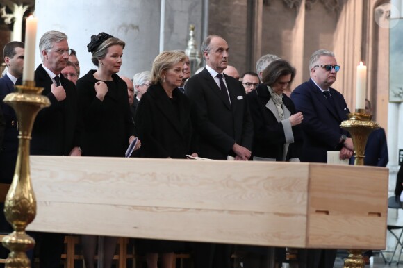 Le roi Philippe, la reine Mathilde de Belgique, la princesse Astrid, le prince Lorenz et le prince Laurent au moment de l'arrivée du cercueil lors des obsèques du cardinal Godfried Danneels, décédé le 14 mars à l'âge de 85 ans, célébrées à la cathédrale Saint-Rombaut de Malines le 22 mars 2019.