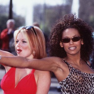 Geri Halliwell et Melanie Brown à Londres en 1997.