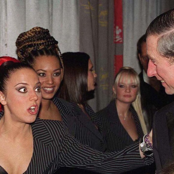 Les Spice Girls avec le prince Charles en 1997 à Londres.