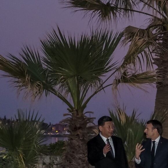 Le président de la République française Emmanuel Macron et sa femme la Premiière Dame Brigitte Macron reçoivent son homologue le président de la république populaire de Chine Xi Jinping et sa femme la Première Dame Peng Liyuan pour une visite de la villa Kérylos avant un dîner privé à Beaulieu-sur-Mer, FRance, le 24 mars 2019. © Laurent Vu/Pool/Bestimage  French President Emmanuel Macron and his wife Brigitte arrive for a dinner with Chinese President Xi Jinping and his wife Peng Liyuan at the Villa Kerylos in Beaulieu-sur-Mer, near Nice, France March 24, 2019.24/03/2019 - Beaulieu-sur-Mer