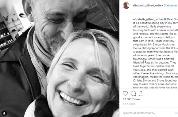 Elizabeth Gilbert annonce avoir retourvé l'amour auprès de Simon MacArthur sur Instagram le 24 mars 2019.