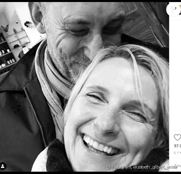 Elizabeth Gilbert annonce avoir retourvé l'amour auprès de Simon MacArthur sur Instagram le 24 mars 2019.