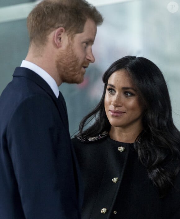 Le prince Harry, duc de Sussex et Meghan Markle, duchesse de Sussex, durant la signature du livre des condoléances à la New Zealand House en hommage aux victimes de la tuerie de Christchurch, à Londres, le 19 mars 2019.