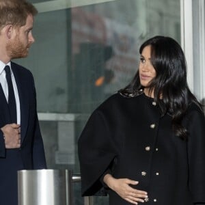 Le prince Harry, duc de Sussex et Meghan Markle, duchesse de Sussex durant la signature du livre des condoléances à la New Zealand House en hommage aux victimes de la tuerie de Christchurch, à Londres, le 19 mars 2019.