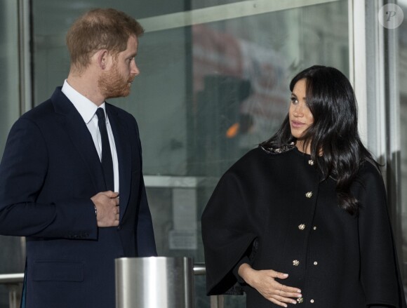 Le prince Harry, duc de Sussex et Meghan Markle, duchesse de Sussex durant la signature du livre des condoléances à la New Zealand House en hommage aux victimes de la tuerie de Christchurch, à Londres, le 19 mars 2019.