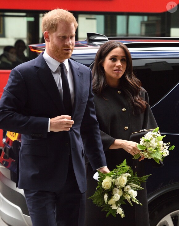 Le prince Harry, duc de Sussex et Meghan Markle, duchesse de Sussex durant la signature du livre des condoléances à la New Zealand House en hommage aux victimes de la tuerie de Christchurch, à Londres, le 19 mars 2019.