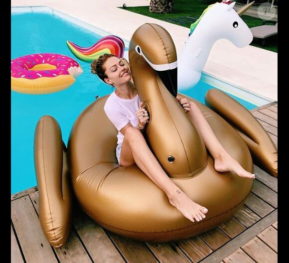 Caroline Receveur en vacances à Saint-tropez - Instagram, 7 août 2018