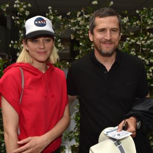 Guillaume Canet et sa compagne Marion Cotillard au village lors des internationaux de France à Roland Garros le 10 juin 2018. © Veeren / Bestimage