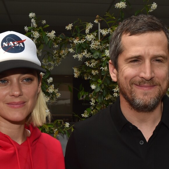 Guillaume Canet et sa compagne Marion Cotillard au village lors des internationaux de France à Roland Garros le 10 juin 2018. © Veeren / Bestimage