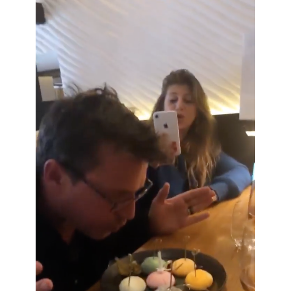 Benjamin Castaldi entouré de ses fils Julien, Simon et Enzo pour ses 49 ans, le 28 mars 2018 à Paris. Ici avec sa compagne Aurore Aleman.