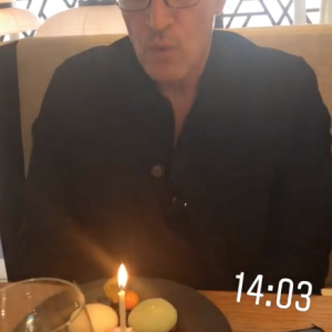 La star de C8 Benjamin Castaldi entouré de ses fils Julien, Simon et Enzo pour ses 49 ans, le 28 mars 2018 à Paris.