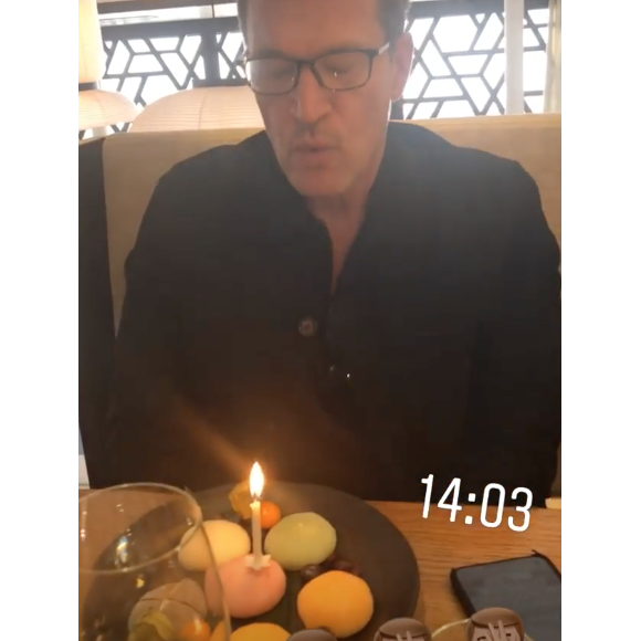 La star de C8 Benjamin Castaldi entouré de ses fils Julien, Simon et Enzo pour ses 49 ans, le 28 mars 2018 à Paris.