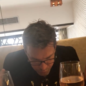 Benjamin Castaldi entouré de ses fils Julien, Simon et Enzo pour ses 49 ans, le 28 mars 2018 à Paris.