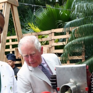 Le prince Charles, prince de Galles, et Camilla Parker Bowles, duchesse de Cornouailles, visitent un restaurant typique, un paladar, lors de leur voyage officiel à Cuba, à La Havane, le 27 mars 2019.