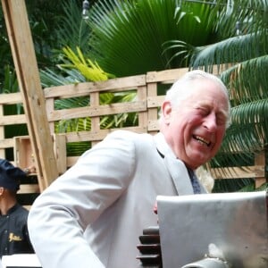 Le prince Charles, prince de Galles, et Camilla Parker Bowles, duchesse de Cornouailles, visitent un restaurant typique, un paladar, lors de leur voyage officiel à Cuba, à La Havane, le 27 mars 2019.