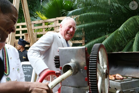 Le prince Charles, prince de Galles, et Camilla Parker Bowles, duchesse de Cornouailles, visitent un restaurant typique, un paladar, lors de leur voyage officiel à Cuba, à La Havane, le 27 mars 2019.