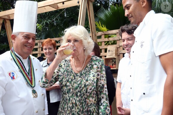 Le prince Charles, prince de Galles, et Camilla Parker Bowles, duchesse de Cornouailles, visitent un restaurant typique, un paladar, lors de leur voyage officiel à Cuba, à La Havane, le 27 mars 2019.