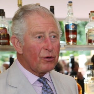 Le prince Charles, prince de Galles, et Camilla Parker Bowles, duchesse de Cornouailles, visitent un restaurant typique, un paladar, lors de leur voyage officiel à Cuba, à La Havane, le 27 mars 2019.