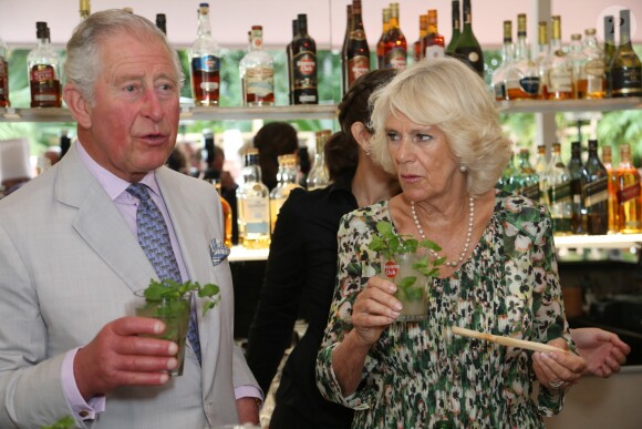 Le prince Charles, prince de Galles, et Camilla Parker Bowles, duchesse de Cornouailles, visitent un restaurant typique, un paladar, lors de leur voyage officiel à Cuba, à La Havane, le 27 mars 2019.