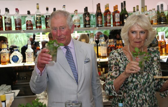 Le prince Charles, prince de Galles, et Camilla Parker Bowles, duchesse de Cornouailles, visitent un restaurant typique, un paladar, lors de leur voyage officiel à Cuba, à La Havane, le 27 mars 2019.