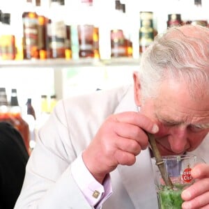 Le prince Charles, prince de Galles, et Camilla Parker Bowles, duchesse de Cornouailles, visitent un restaurant typique, un paladar, lors de leur voyage officiel à Cuba, à La Havane, le 27 mars 2019.