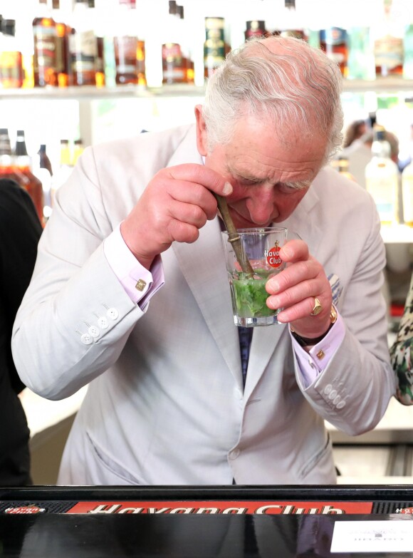 Le prince Charles, prince de Galles, et Camilla Parker Bowles, duchesse de Cornouailles, visitent un restaurant typique, un paladar, lors de leur voyage officiel à Cuba, à La Havane, le 27 mars 2019.