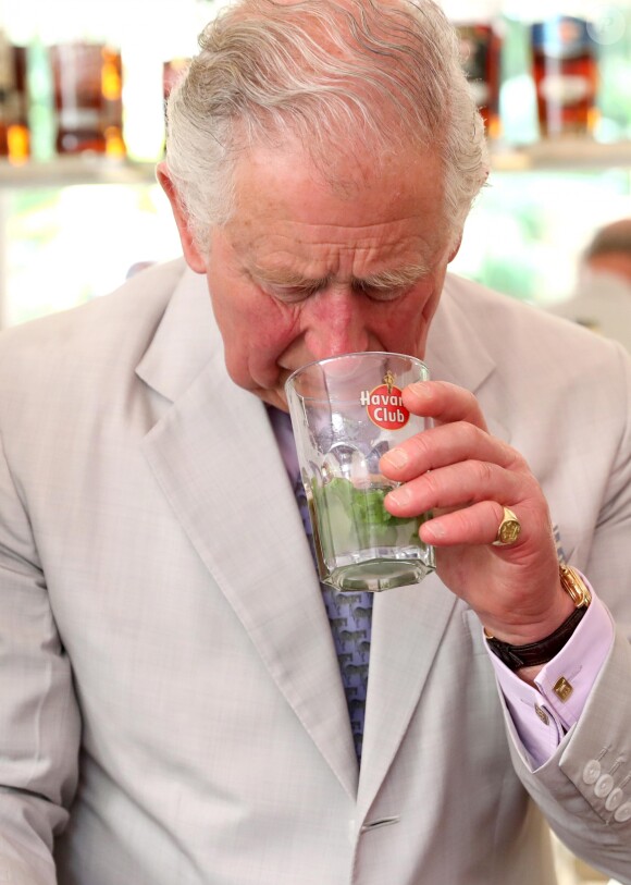 Le prince Charles, prince de Galles, et Camilla Parker Bowles, duchesse de Cornouailles, visitent un restaurant typique, un paladar, lors de leur voyage officiel à Cuba, à La Havane, le 27 mars 2019.