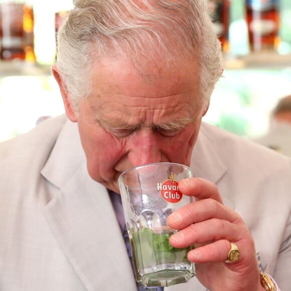 Le prince Charles, prince de Galles, et Camilla Parker Bowles, duchesse de Cornouailles, visitent un restaurant typique, un paladar, lors de leur voyage officiel à Cuba, à La Havane, le 27 mars 2019.