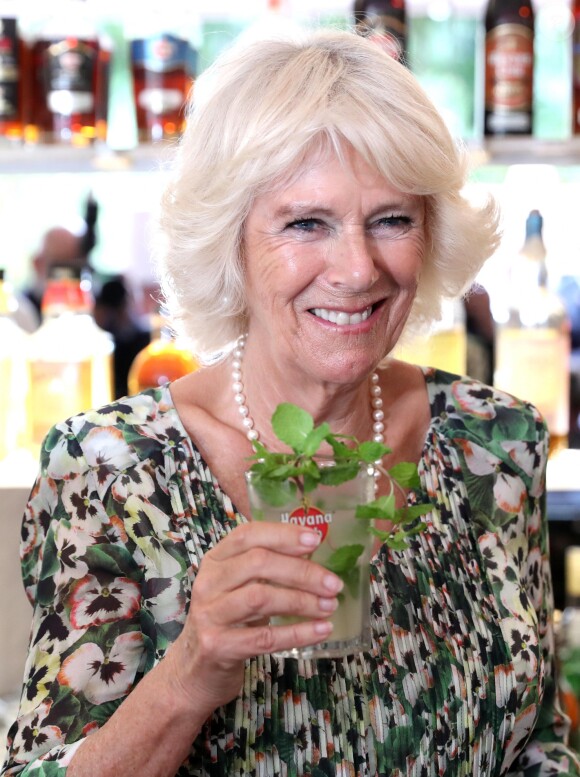 Le prince Charles, prince de Galles, et Camilla Parker Bowles, duchesse de Cornouailles, visitent un restaurant typique, un paladar, lors de leur voyage officiel à Cuba, à La Havane, le 27 mars 2019.