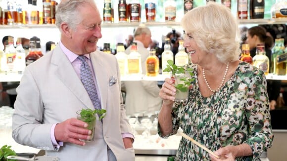 Le prince Charles et Camilla Parker Bowles, hilares, boivent des mojitos à Cuba