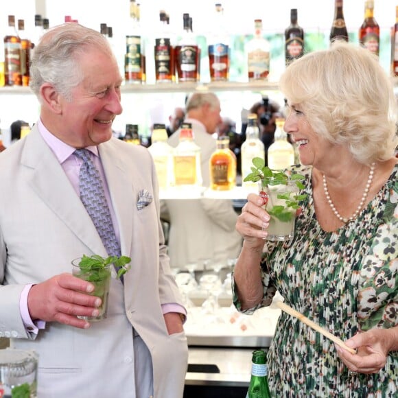 Le prince Charles, prince de Galles, et Camilla Parker Bowles, duchesse de Cornouailles, visitent un restaurant typique, un paladar, lors de leur voyage officiel à Cuba, à La Havane, le 27 mars 2019.