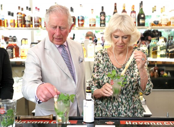 Le prince Charles, prince de Galles, et Camilla Parker Bowles, duchesse de Cornouailles, visitent un restaurant typique, un paladar, lors de leur voyage officiel à Cuba, à La Havane, le 27 mars 2019.