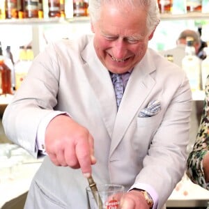 Le prince Charles, prince de Galles, et Camilla Parker Bowles, duchesse de Cornouailles, visitent un restaurant typique, un paladar, lors de leur voyage officiel à Cuba, à La Havane, le 27 mars 2019.