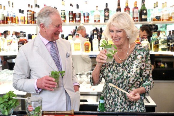 Le prince Charles, prince de Galles, et Camilla Parker Bowles, duchesse de Cornouailles, visitent un restaurant typique, un paladar, lors de leur voyage officiel à Cuba, à La Havane, le 27 mars 2019.