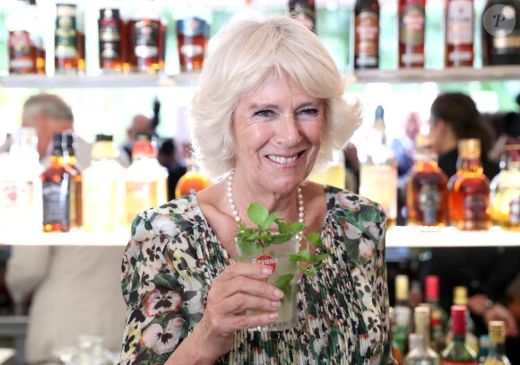 Le prince Charles, prince de Galles, et Camilla Parker Bowles, duchesse de Cornouailles, visitent un restaurant typique, un paladar, lors de leur voyage officiel à Cuba, à La Havane, le 27 mars 2019.