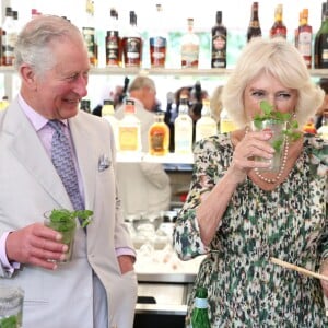 Le prince Charles, prince de Galles, et Camilla Parker Bowles, duchesse de Cornouailles, visitent un restaurant typique, un paladar, lors de leur voyage officiel à Cuba, à La Havane, le 27 mars 2019.