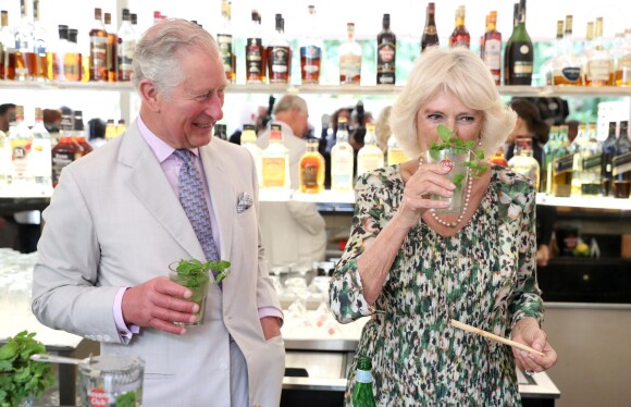 Le prince Charles, prince de Galles, et Camilla Parker Bowles, duchesse de Cornouailles, visitent un restaurant typique, un paladar, lors de leur voyage officiel à Cuba, à La Havane, le 27 mars 2019.