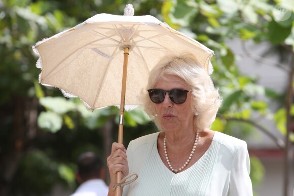 Le prince Charles, prince de Galles, et Camilla Parker Bowles, duchesse de Cornouailles, visitent un restaurant typique, un paladar, lors de leur voyage officiel à Cuba, à La Havane, le 27 mars 2019.