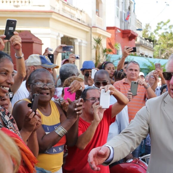 Le prince Charles, prince de Galles et Camilla Parker Bowles, duchesse de Cornouailles, lors d'un défilé de voitures anciennes britanniques à La Havane, Cuba le 26 mars 2019.