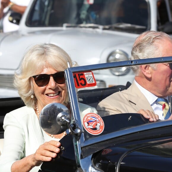 Camilla Parker Bowles, duchesse de Cornouailles, et le prince Charles dans une MG 1953 lors d'un défilé de voitures anciennes à La Havane à Cuba, le 26 mars 2019.